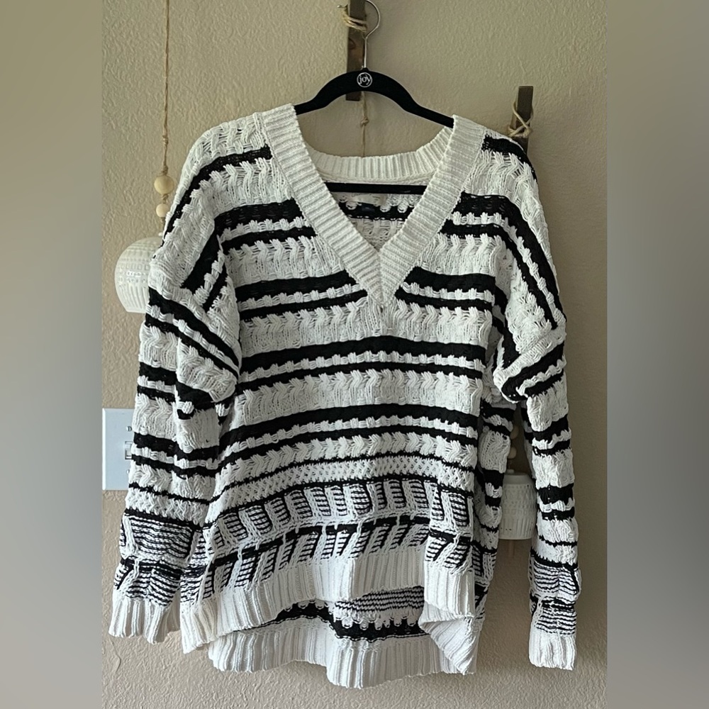 XXL Universal Thread bland and white striped sweater